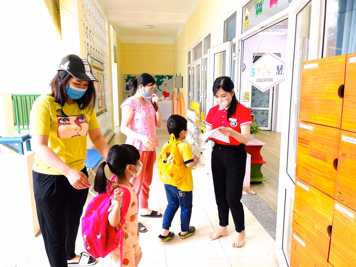 Đại diện nhà trường cho biết đã lên kế hoạch tuần đầu chủ yếu tổ chức các hoạt động vui chơi nhẹ nhàng để các em làm quen với môi trường, thầy cô, bạn bè.