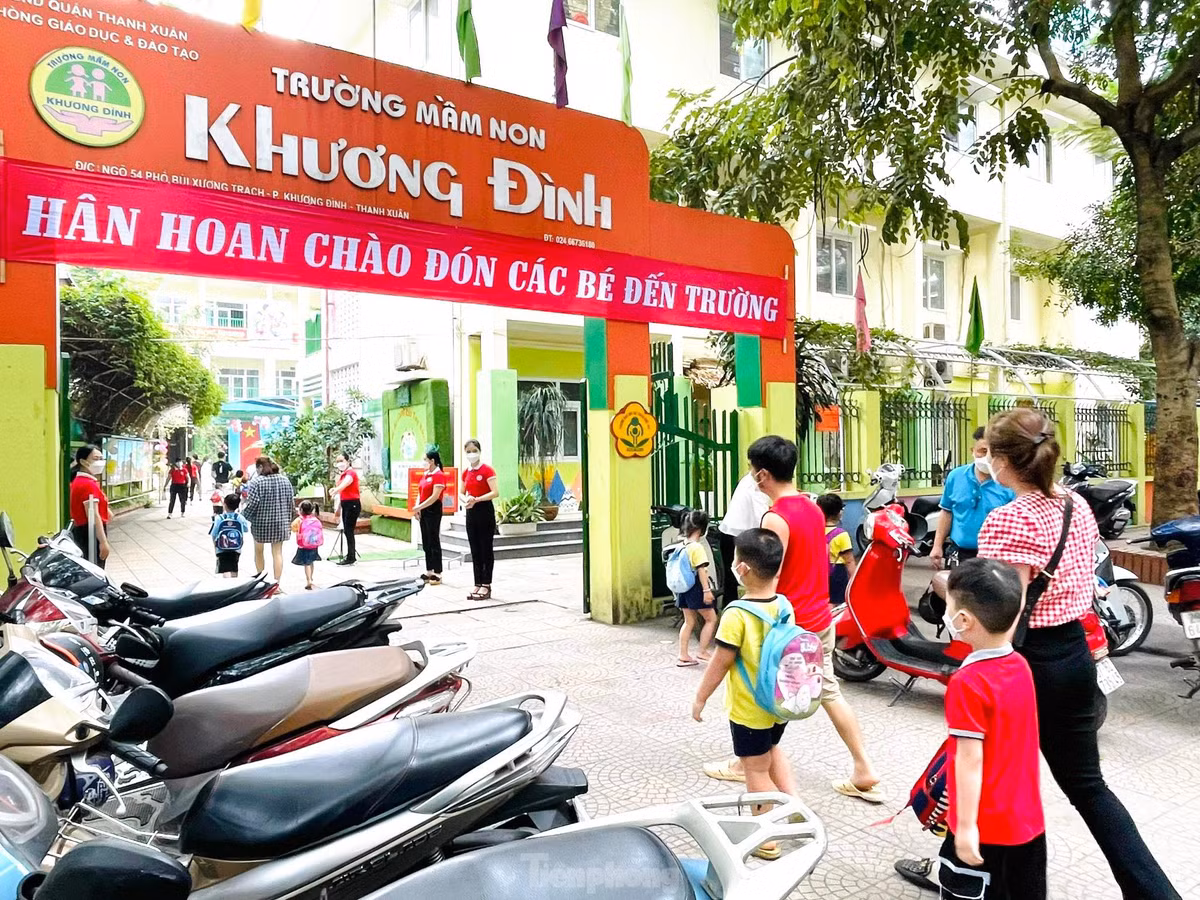 Tại trường mầm non Khương Đình, ngay từ sáng sớm, các phụ huynh đã hân hoan đưa con đến trường.