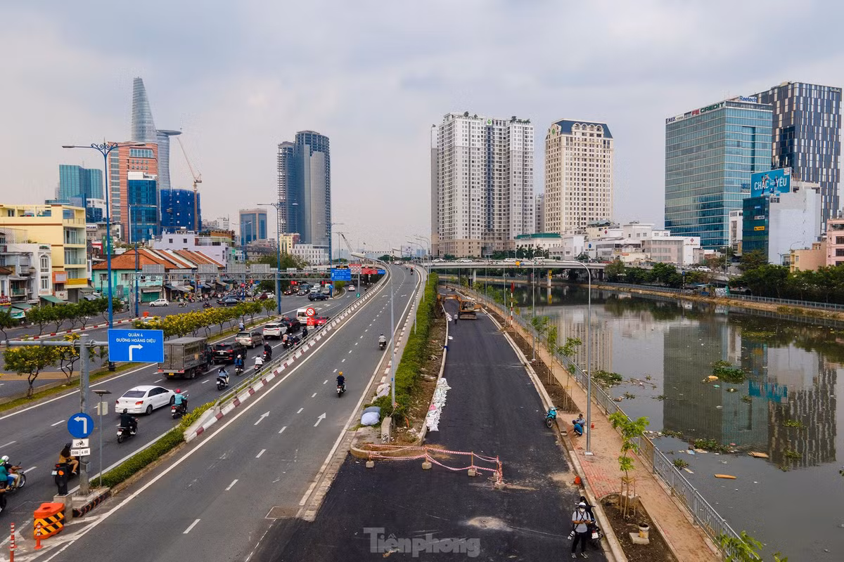 Tuyến đường song hành đại lộ Võ Văn Kiệt (quận 1, TPHCM) có chiều dài 615 m, rộng 7 m, nằm cặp bên đại lộ Võ Văn Kiệt, dọc theo bờ kênh Tàu Hủ và phía dưới cầu Calmette.