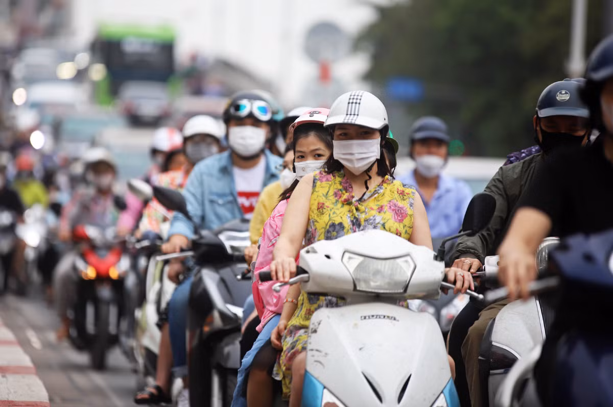 Sáng 13/4, mọi hoạt động ở Hà Nội bình thường trở lại cũng là lúc giao thông tắc nghẽn thường xuyên vào giờ cao điểm. Từ ngày hôm nay khi học sinh khối mầm non trở lại trường sau một năm nghỉ do dịch Covid-19. Trước đó, hôm 8/4, quán bar và karaoke cũng đã được hoạt động kinh doanh.