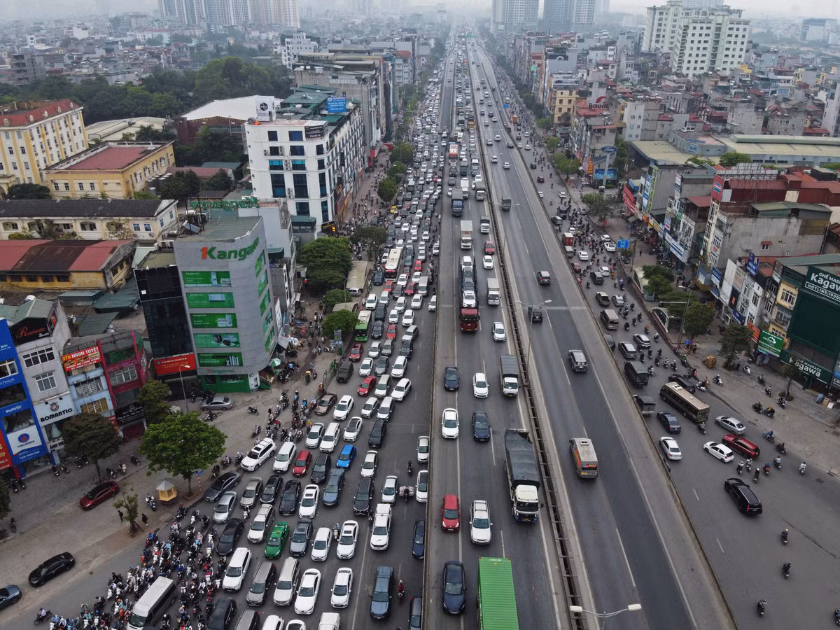 Trên trục vành đai 3 hướng Nguyễn Xiển - Khuất Duy Tiến hàng dài xe cộ nối đuôi nhau ở cả đường dưới thấp và trên cao.