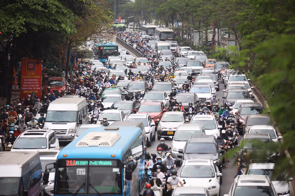 Xe cộ kẹt cứng khi ra khỏi hầm Kim Liên. Chị Lê Trà My (sinh sống tại phố Xã Đàn, cách khu vực hầm Kim Liên khoảng 400 m) cho hay tình trạng ùn tắc qua khu vực này trở nên nghiêm trọng khoảng vài ngày gần đây.