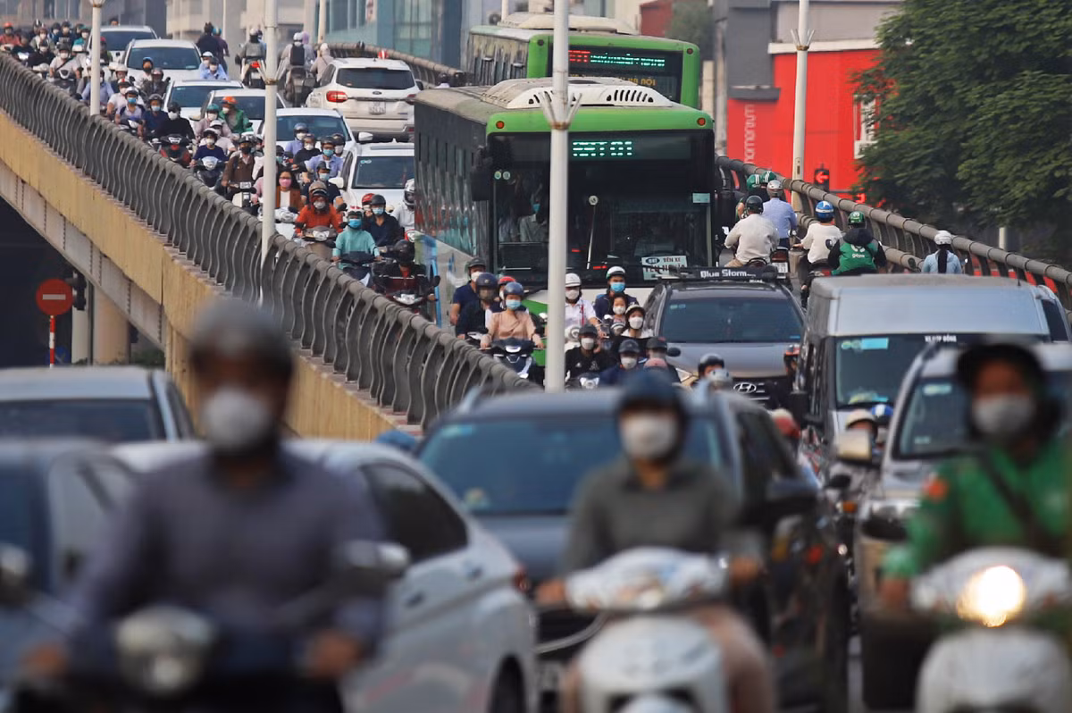 Xe buýt BRT kẹt cứng giữa dòng xe cộ qua cầu vượt Lê Văn Lương - Láng Hạ.