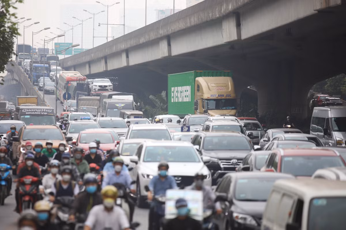 Ôtô từ đường trên cao đi xuống nút giao Trung Hòa thì bị kẹt cứng giữa dòng xe cộ đang ùn tắc ở đường dưới thấp.