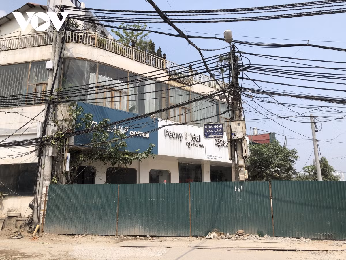 Cửa kính nhà dân ven đường phủ đầy bụi