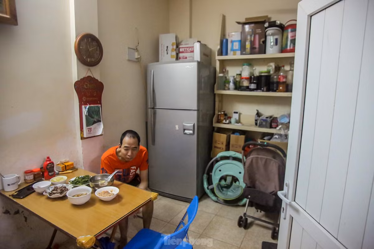 Căn biệt thự trên cũng là nơi sinh sống của 5-7 hộ dân, mỗi hộ cũng chỉ khoảng 24m2.