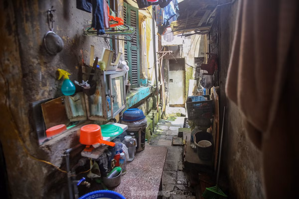 Không gian sống bí bách trong căn biệt thự cũ.