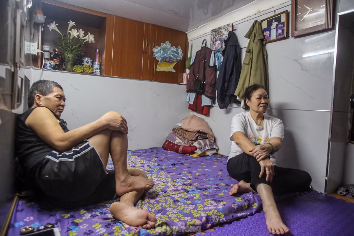Được tiếng sống trong biệt thự nhưng thực tế hai vợ chồng ông hàng ngày sinh hoạt trong "chiếc lồng chim". Bên trong chật hẹp đến nỗi đầu chạm trần nhà, mỗi lần đi ra vào lại phải cúi gập người qua cánh cửa nhỏ.
