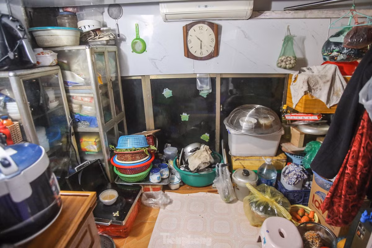 Vật dụng, đồ dùng sinh hoạt hàng ngày đều gói gọn trong căn phòng nhỏ chật hẹp này.