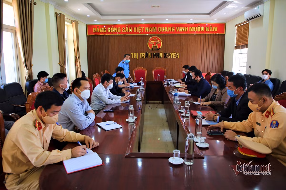 Đoàn kiểm tra liên ngành do Thanh tra Cục đường sắt Việt Nam chủ trì đã lập biên bản với các hộ dân vi phạm. >>> Mời quý vị độc giả xem video: 