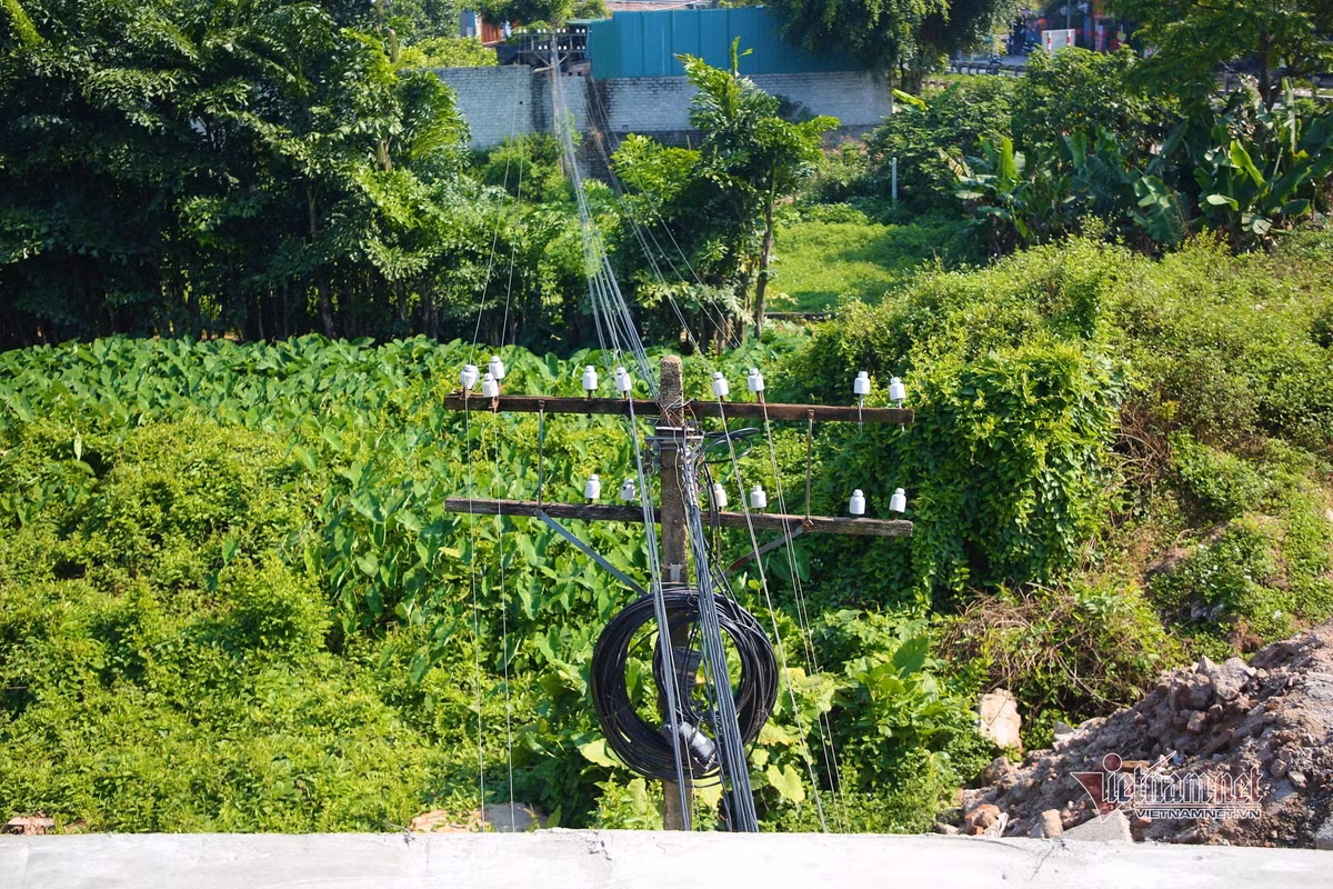 Trên địa bàn TT. Phú Xuyên có 3km đường dây thông tin tín hiệu đường sắt chạy qua.