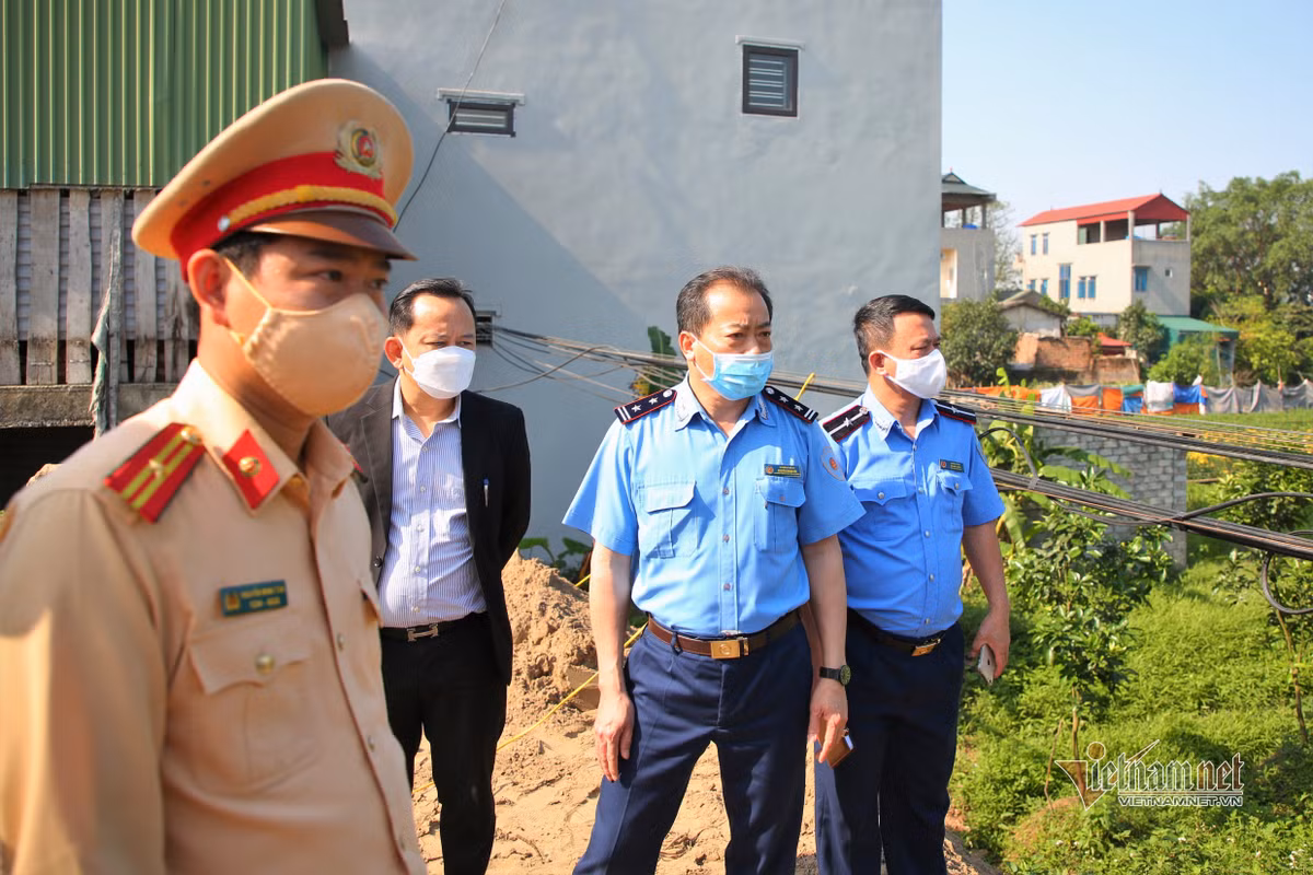 Thời điểm đoàn kiểm tra liên ngành có mặt, đã yêu cầu 2 gia đình dừng việc thi công và tháo dỡ xây dựng vi phạm trước ngày 31/3. Tuy nhiên, sau 10 ngày, chỉ có gia đình ông Vũ Hồng Hinh tạm dừng thi công nhưng chưa tháo dỡ phần vi phạm. Gia đình ông Ngô Văn Thuấn còn đẩy nhanh tốc độ xây dựng, vi phạm nghiêm trọng hơn trước. 