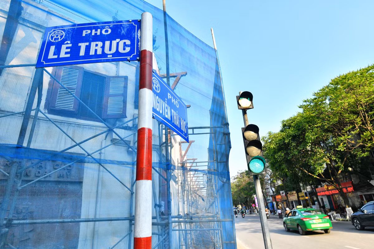 Khu đất này nằm ở số 61 Trần Phú (quận Ba Đình, Hà Nội) với vị trí đắc địa, chỉ cách quảng trường Ba Đình khoảng 400 m. Nơi đây còn cách không xa Hội trường Ba Đình, Văn phòng Quốc hội, Bộ Tư pháp, Sân vận Hàng Đẫy, Bệnh viện Xanh Pôn, nhiều đại sứ quan... Đây cũng đang là trụ sở chính của Công ty CP Thiết bị Bưu Điện (Postef).