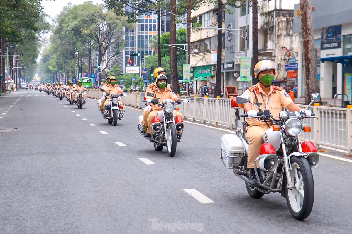Tại buổi Lễ ra quân, Thượng tá Nguyễn Đình Dương (Trưởng phòng CSGT ĐB-ĐS) đã phát biểu hưởng ứng, tiếp thu ý kiến chỉ đạo của Ban Giám đốc CATP và cùng tập thể cán bộ chiến sĩ thể hiện sự quyết tâm, đề cao tinh thần trách nhiệm trong công việc, triển khai thực hiện quyết liệt và mạnh mẽ, có hiệu quả các giải pháp và chỉ đạo của cấp trên về công tác bảo đảm TTATGT, TTXH dịp lễ 30/4 - 1/5 và mùa du lịch hè 2022, bảo vệ Đại hội thể thao Đông Nam Á lần thứ 31.