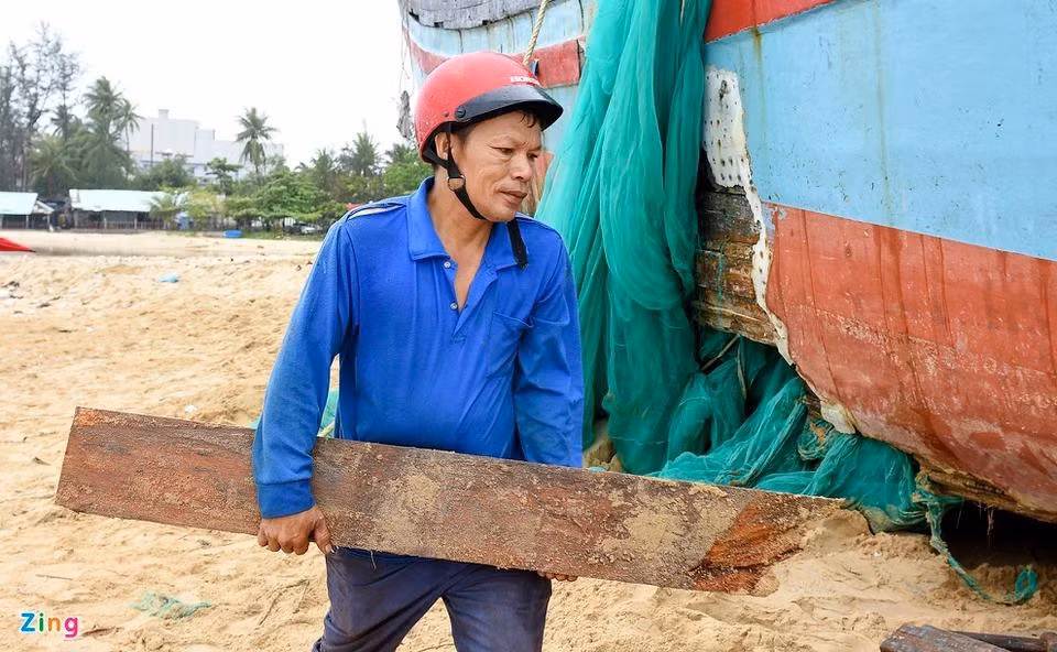 "Còn nước, còn tát", nhiều ngư dân hỗ trợ nhau sửa chữa con tàu bị sóng lớn đánh hư hỏng để sớm ra khơi làm ăn trở lại.
