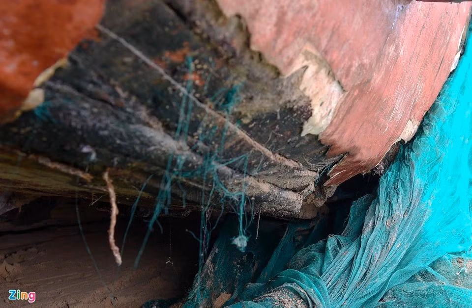 Một tàu của ngư dân ở Phú Yên bị sóng đánh thủng đáy. Thống kê riêng huyện Tuy An, đợt mưa lớn bất thường vừa qua, địa phương này có 36 tàu, thuyền bị sóng đánh hư hỏng hoặc chìm, hơn 2.500 lồng bè nuôi tôm hùm bị cuốn trôi, ước tổng thiệt hại lên đến 139 tỷ đồng.