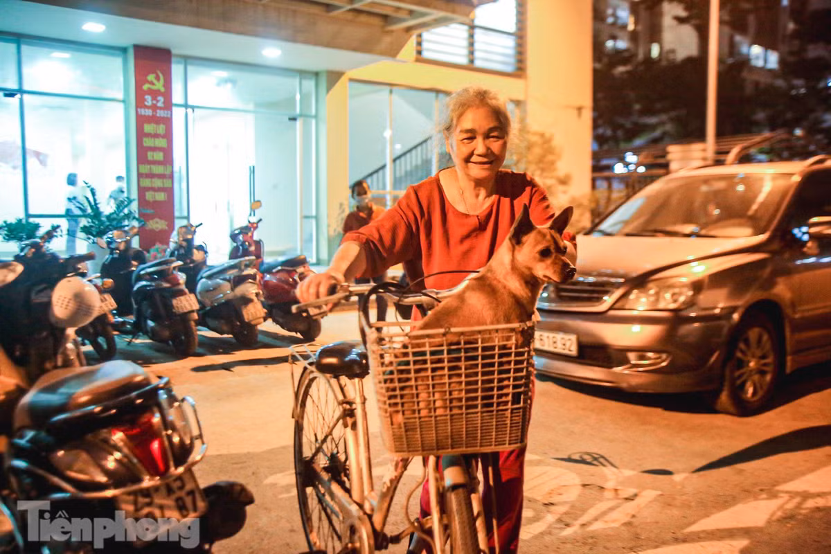 "Hoạt động bắt chó thả rông không rọ mõm chủ yếu để nâng cao ý thức của chủ nuôi, đảm bảo an toàn cho người xung quanh, được đa số người dân ủng hộ. Chú chó nào chưa được tiêm phòng thì phải tiêm phòng xong mới được mang về, đề phòng chó cắn gây bệnh dại cho người", bà Nguyễn Thùy Dung, nhân viên thú y trên địa bàn quận Thanh Xuân cho biết.