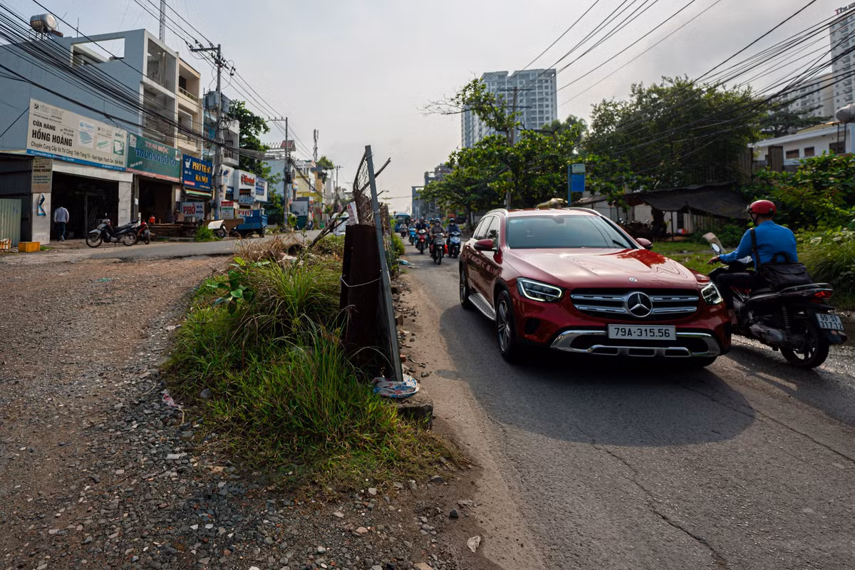 Phần đường bên trái sau khi nâng cấp dang dở cao hơn hẳn mặt đường cũ. Đoạn đường dài khoảng 400 m chưa được giải phóng mặt bằng, đây cũng là nút thắt cổ chai của tuyến.