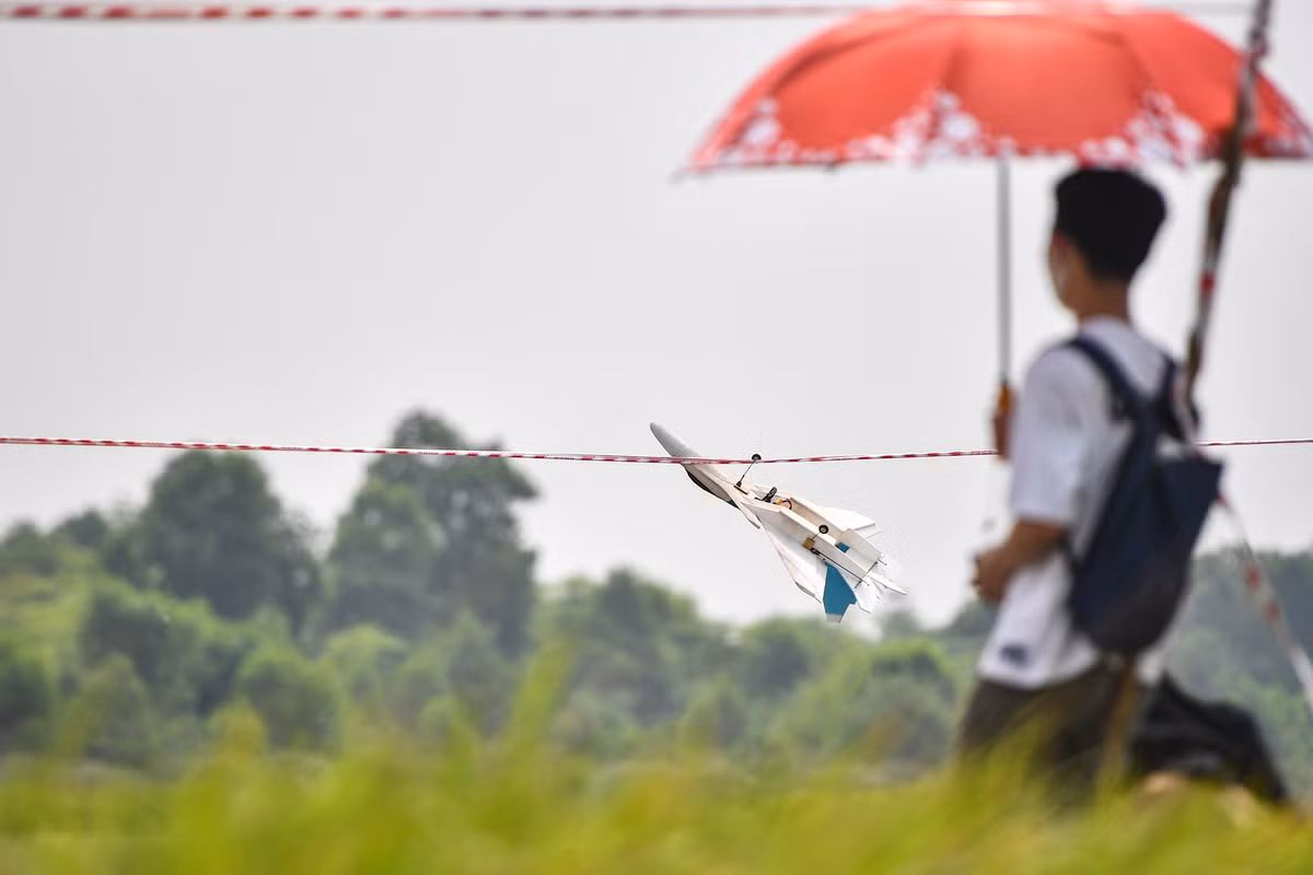 Đây là bài thi đòi hỏi kỹ thuật rất cao nên không tránh khỏi bị mắc kẹt trên dây, không bay lọt qua được hay đâm ngay xuống đất khi vừa mới cất cánh.