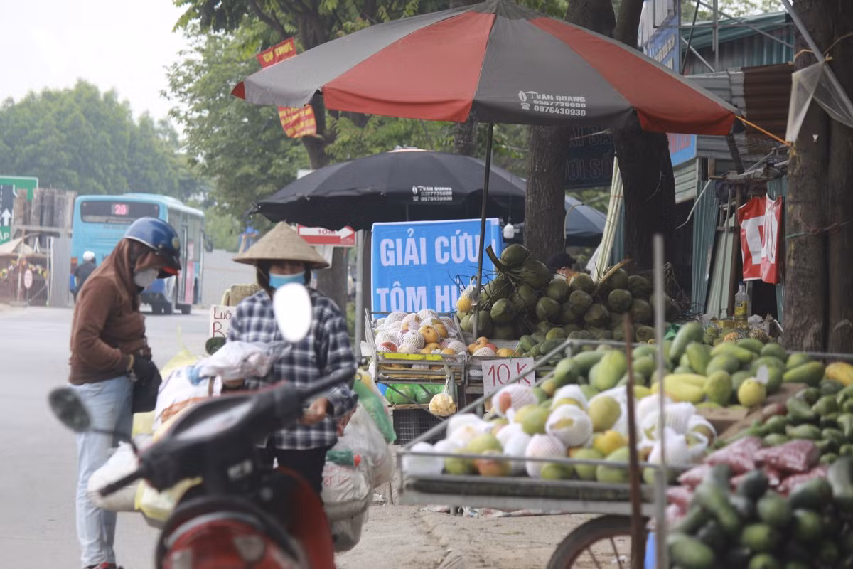 Tình trạng lấn chiếm vỉa hè làm nơi kinh doanh buôn bán tại các điểm này đã tồn tại khá lâu nhưng chưa thấy lực lượng chức năng xử lý triệt để.