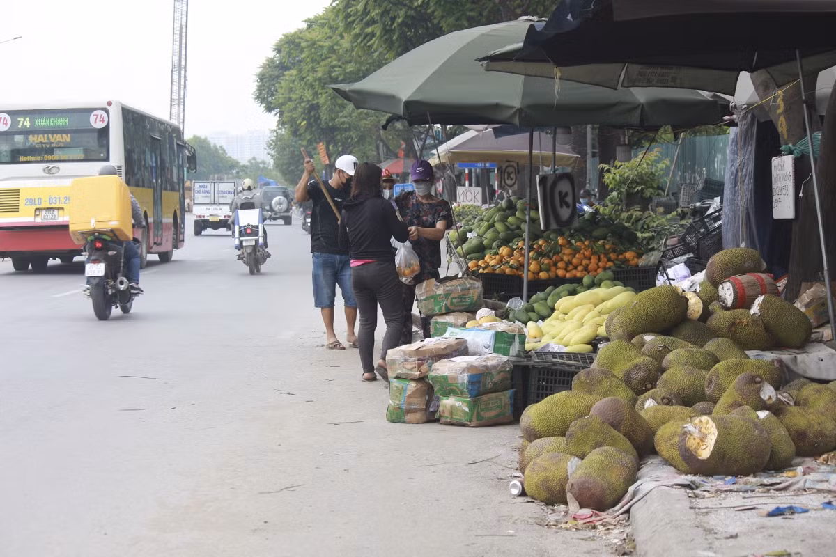 Đại lộ Thăng Long là một trong những tuyến đường huyết mạch kết nối khu vực phía Tây - Tây Nam của thành phố. Thế nhưng dọc tuyến đường này đang bị lấn chiếm nghiêm trọng.