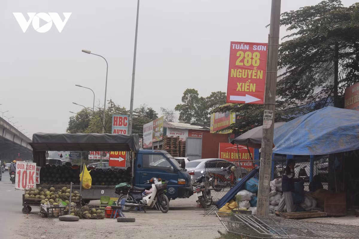 Theo ghi nhận của phóng viên, tình trạng tận dụng vỉa hè để buôn bán không chỉ ở đại lộ Thăng Long mà dọc các tuyến đường Tố Hữu, Nguyễn Xiển… cũng diễn ra tình trạng này.