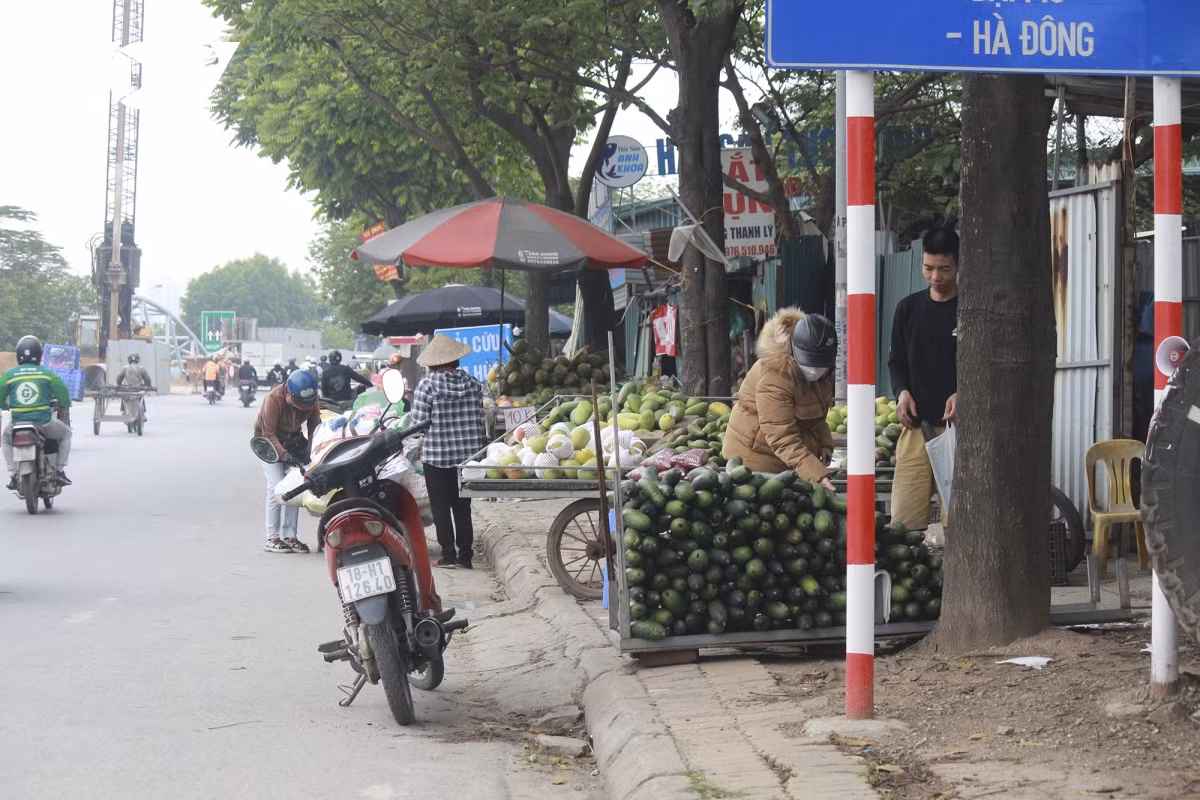 Hàng rong ngang nhiên bày bán giữa ban ngày trên vỉa hè, dưới lòng đường gây mất ATGT nhất là trong giờ cao điểm.