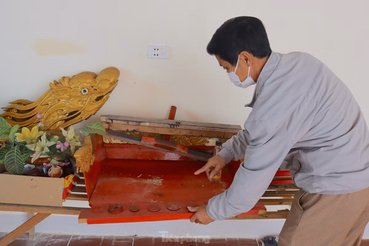 Tiếp theo sẽ tiến hành khâm liệm, hạ huyệt và chiêu hồn, đầy đủ nghi thức như an táng người. Sau khi an táng xong, sẽ tổ chức lễ 3 ngày - 50 ngày - 100 ngày, lễ 1 giỗ và hết tang. Trong ảnh tấm lụa đỏ sẽ trải ra lúc khâm lượm cá Ông.