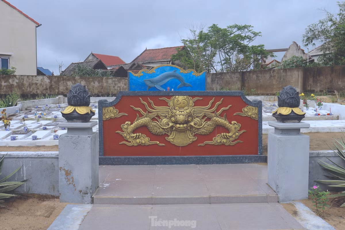 Ông Nguyễn Văn Hùng - Chủ tịch UBND xã Cẩm Nhượng cho hay, miếu Đức Ngư Ông là di tích thiêng liêng, hằng năm xã luôn huy động xã hội hóa và trích kinh phí để tôn tạo miếu, có thời điểm nhiều nhất khoảng một tỷ đồng.