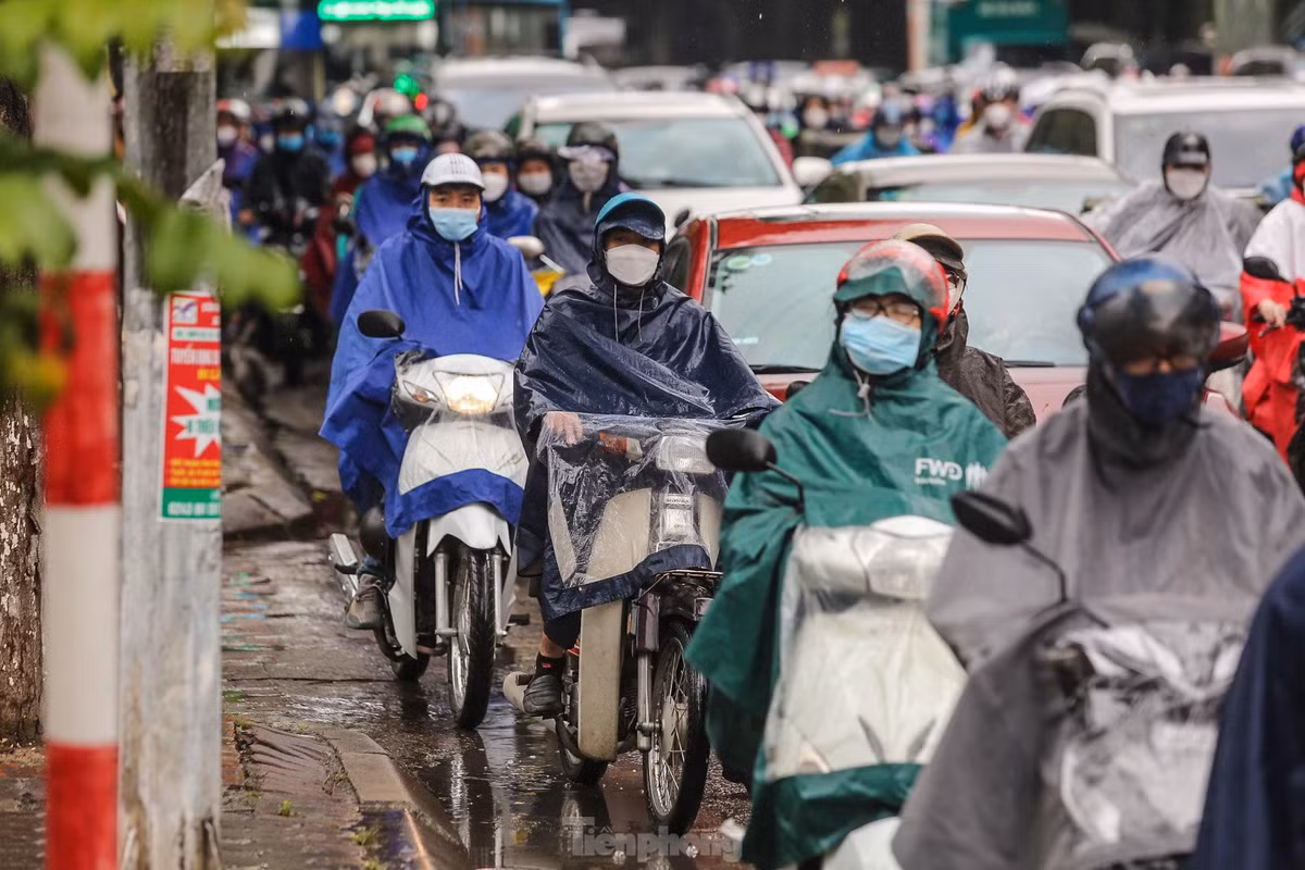 Các phương tiện chỉ có thể nhích từng bước.