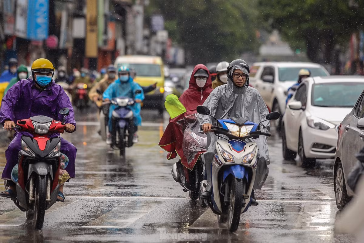 Tại khu vực Hà Nội nhiều mây, có lúc có mưa, mưa rào. Gió đông bắc cấp 3, trời rét. Nhiệt độ từ 16-20 độ C.