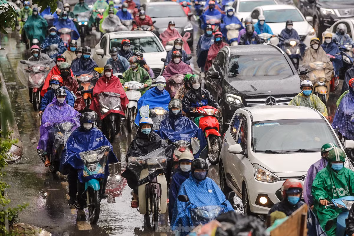 Các tuyến phố vốn đã "nghẹt thở" lại kèm theo mưa gió khiến việc tham gia giao thông càng trở nên khó khăn.