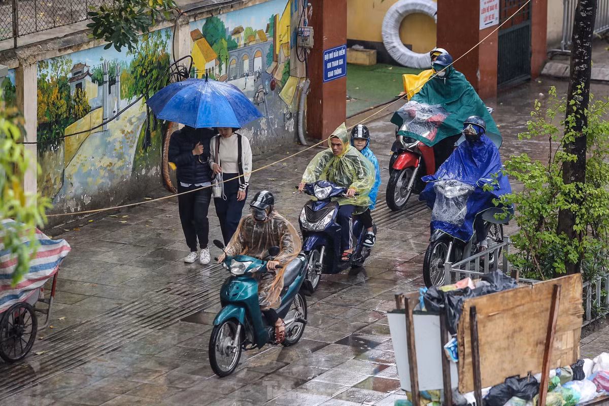 Nhiều phương tiện leo lên vỉa hè tìm "lối đi riêng".