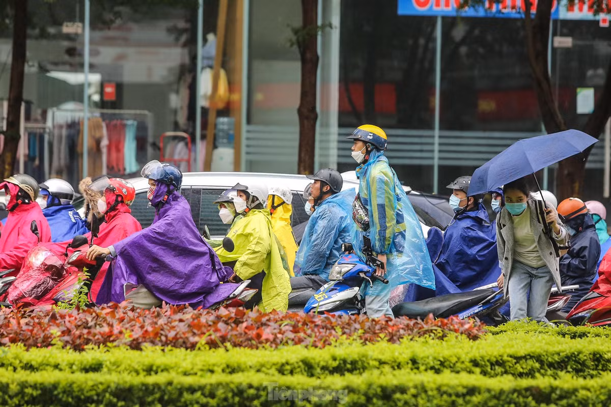 Không thể di chuyển dưới cơn mưa, người dân tỏ ra sốt ruột.