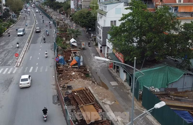 Một tuyến đường nằm ở giữa trung tâm thành phố Hà Nội, vừa nối trung tâm chính trị Ba Đình với sân bay quốc tế Nội Bài gần nhất vừa có vai trò đối ngoại nhưng không hiểu vì sao lại tồn tại một dự án cải tạo, nâng cấp “treo” nhiều năm đến như vậy.