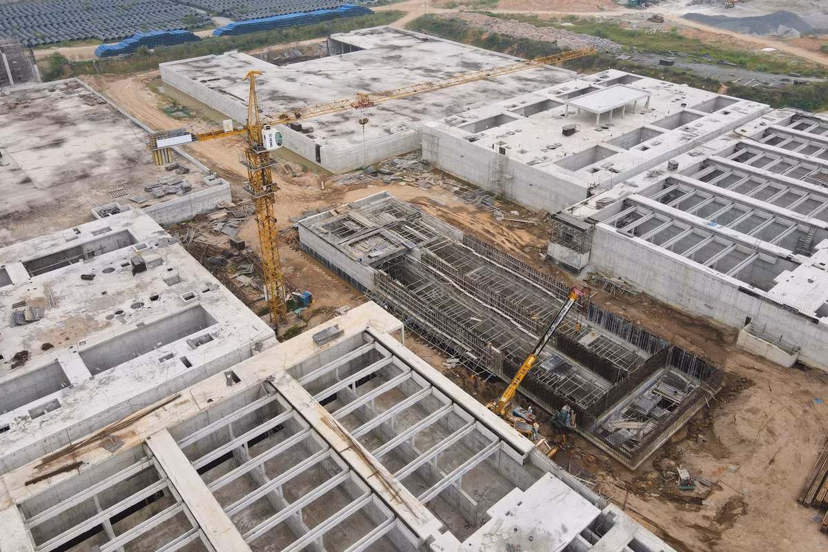 Kinh phí đầu tư dự án Nhà máy nước mặt sông Hồng là 3.700 tỷ đồng. Ban đầu, công trình dự kiến hoàn thành giai đoạn 1 vào giữa năm 2020. Tuy nhiên, sau hai năm, công trường thi công nhà máy ngổn ngang bê tông và cốt thép, chưa có hạng mục nào được hoàn thiện.
