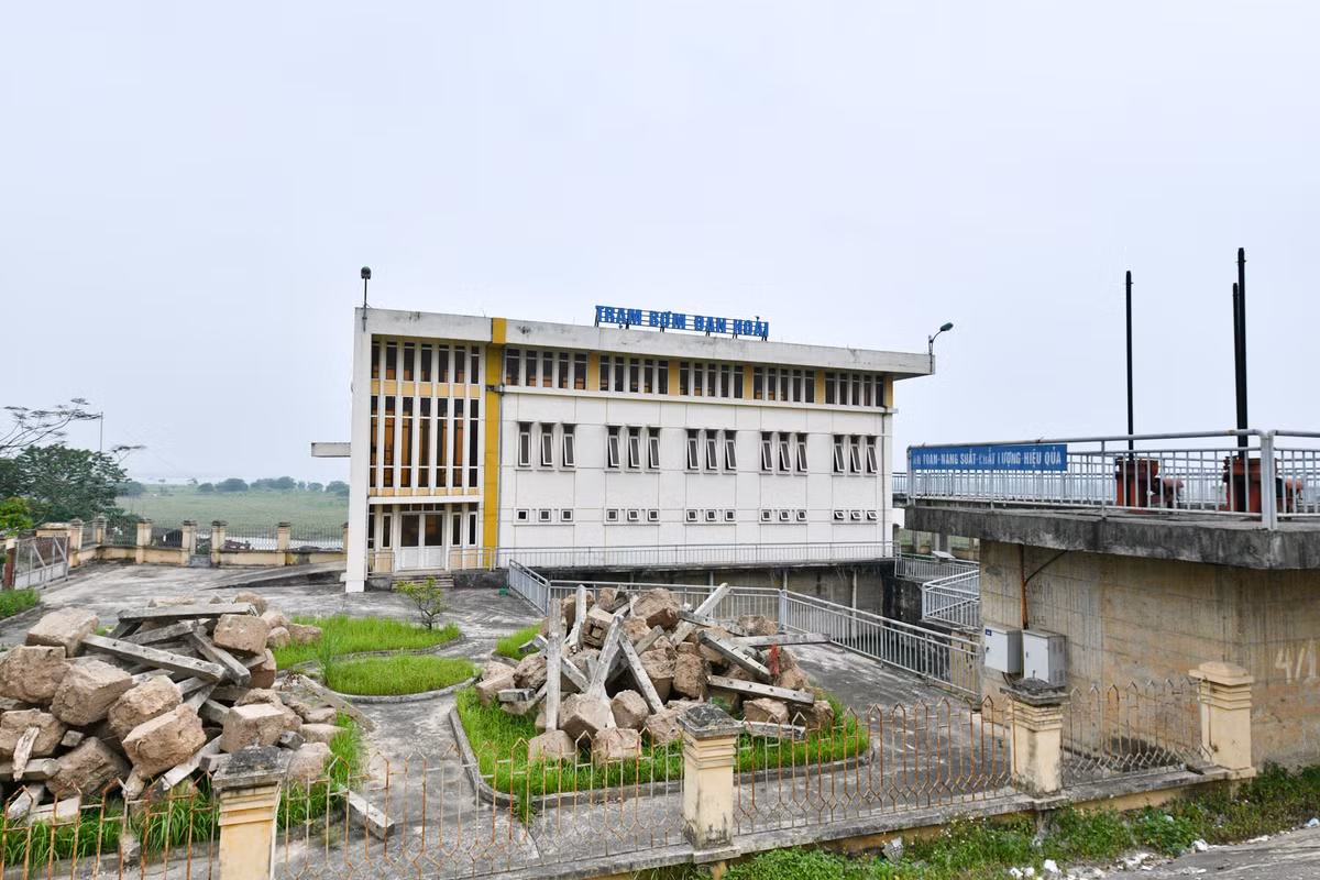 Cùng nằm trong dự án Nhà máy nước mặt sông Hồng, trạm bơm Đan Hoài cách công trình chính khoảng 2,5 km, có chức năng cung cấp nước cho nhà máy vận hành.