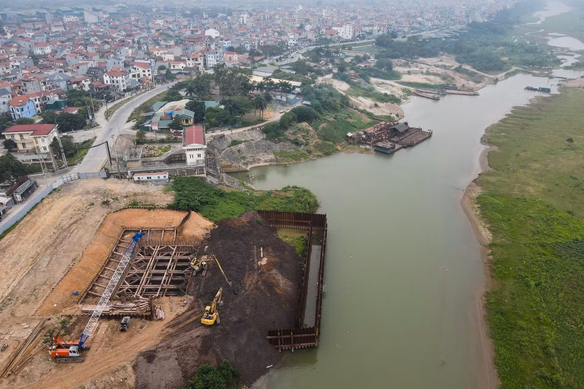 Trạm bơm cũng đang trong giai đoạn thi công, nằm ngay khu vực ven đê. Vào giữa năm 2021, chủ đầu tư nhà máy cho biết với tiến độ đang làm, dự án có thể vận hành vào quý III/2022. Tuy nhiên, với năng suất thi công hiện tại, công trình này có nguy cơ cao tiếp tục chậm tiến độ.