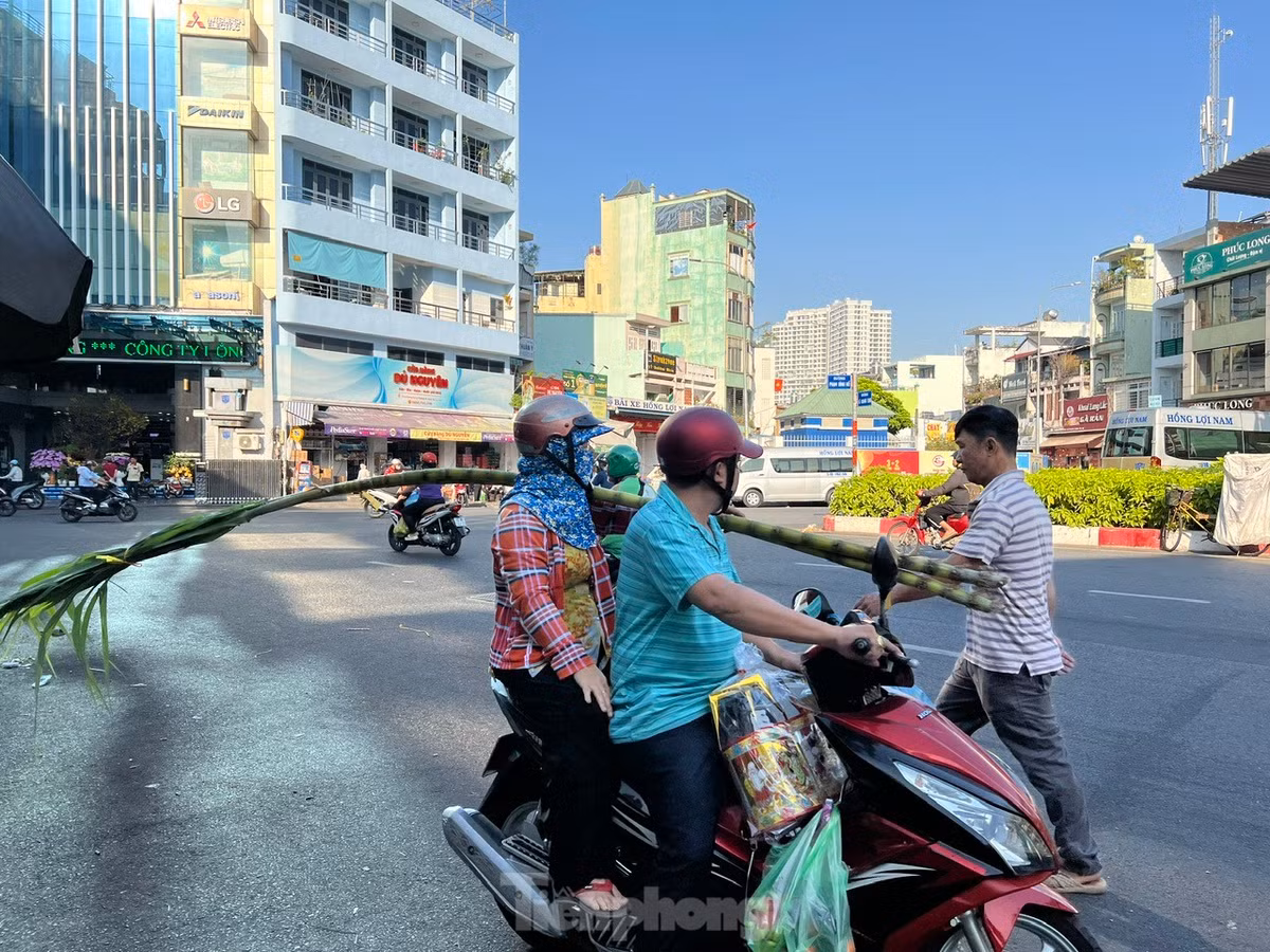 Người dân mua mía sớm để cúng vía Trời.