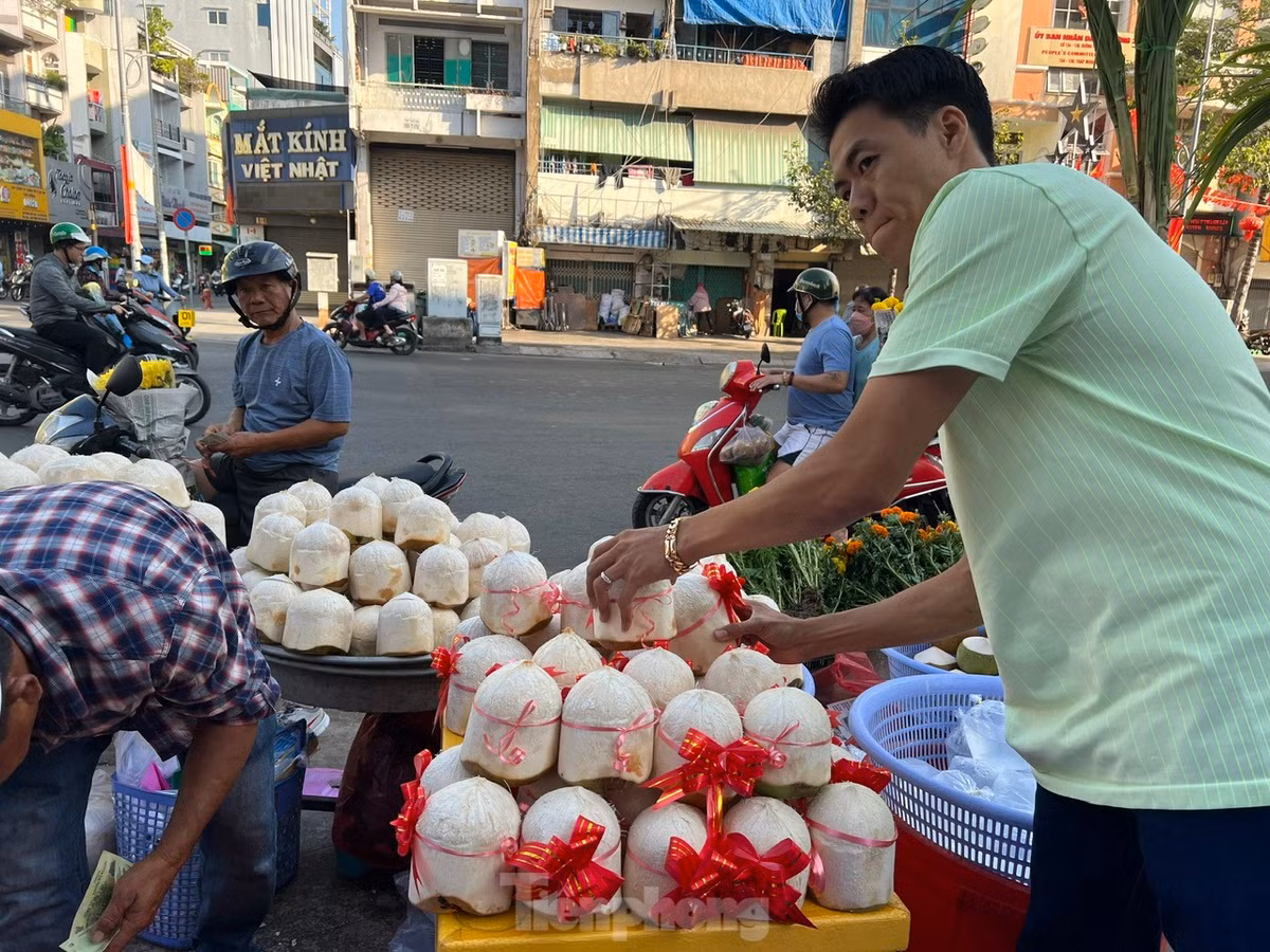 Ngoài mía, dừa đeo nơ cũng đắt hàng, giá bán từ 20.000 - 25.000 đồng/trái tùy lớn nhỏ.