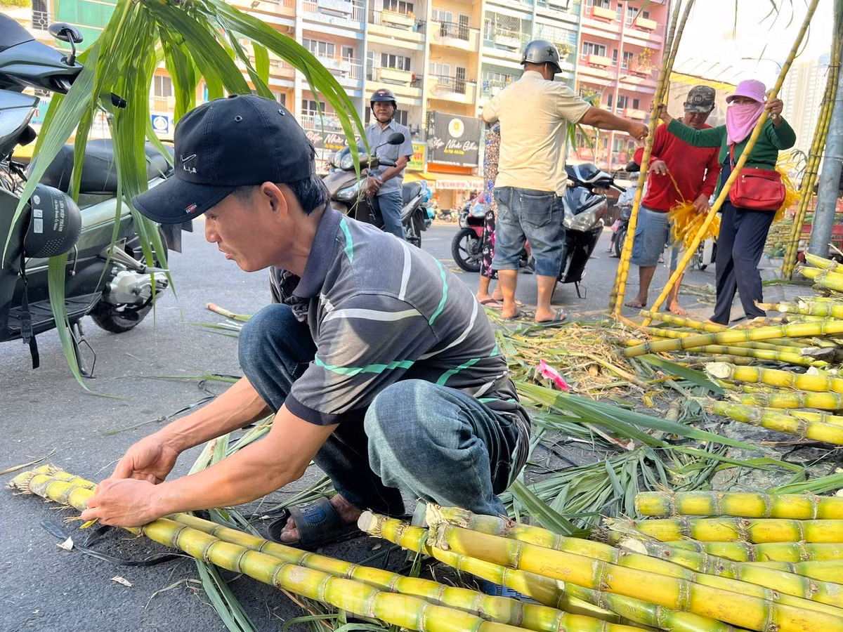 Chợ mía nhộn nhịp đến chiều mùng 8 tháng Giêng, hoặc nếu hết mía sớm cũng sẽ dọn hàng luôn. "Năm nay sức mua không được tốt lắm, khách hàng cũng chỉ mua 1 cặp (2 cây) mía để cúng chứ không mua vài cặp như những năm trước" - anh Tâm bán mía tại khu vực này cho biết.