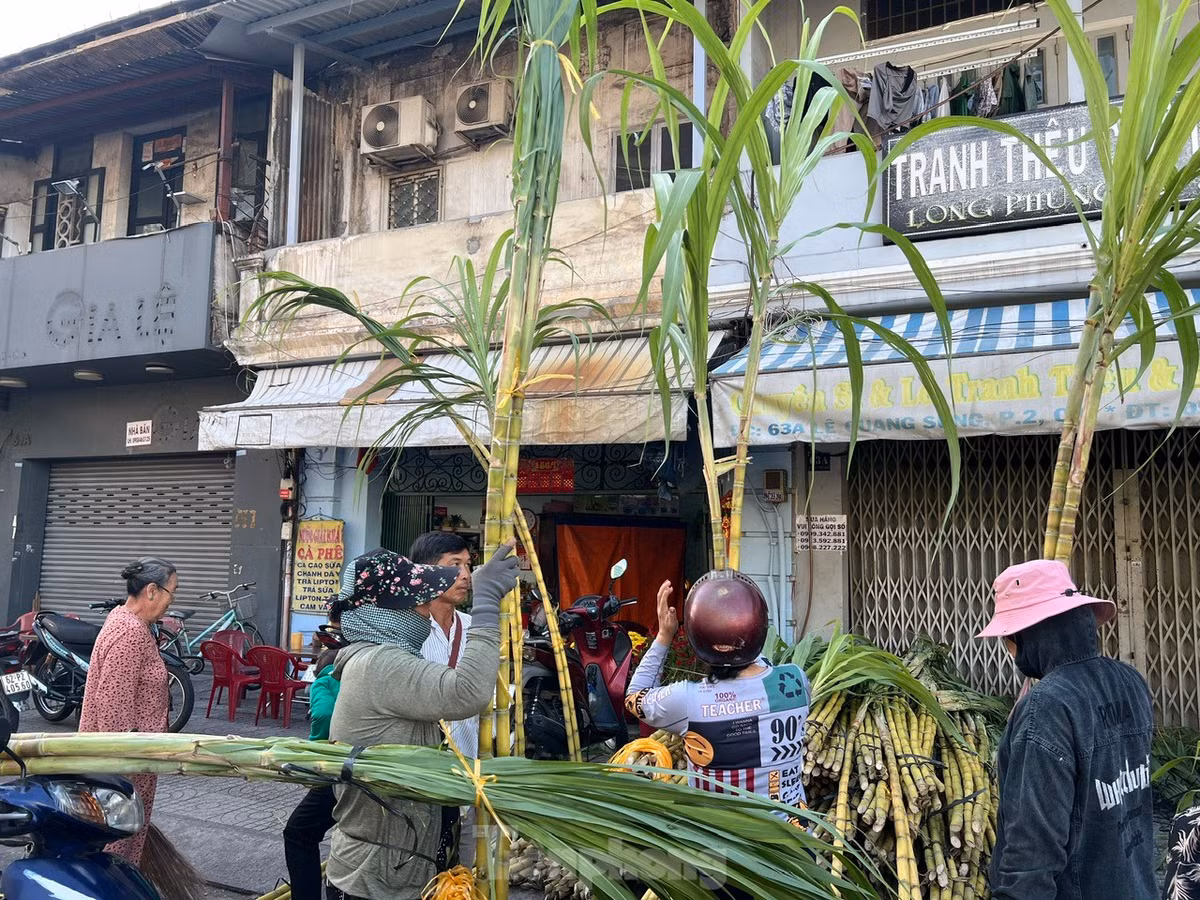 Theo quan niệm dân gian, "mùng 9 vía Trời, mùng 10 vía Đất". Vì vậy trong dịp này, người dân thường mua mía vàng cho lễ vía Trời. Lễ vật cúng vía Trời gồm nhang, đèn, hoa, trà (hay nước lã) kèm theo đồ vàng mã và nhất thiết phải có "vàng" thọ, "vàng" ông Trời, một cặp thùng giấy, một cặp mía vàng (còn nguyên ngọn) và đường đổ khuôn. Những cây mía vàng ươm được tuyển chọn phải có chiều cao trên 2 mét, thân to, mạnh khỏe và thẳng tắp. Đặc biệt, mía phải còn nguyên lá tươi xanh ở phần ngọn mới được người dân TPHCM chọn mua cúng vía Ngọc Hoàng mùng 9 tháng Giêng.