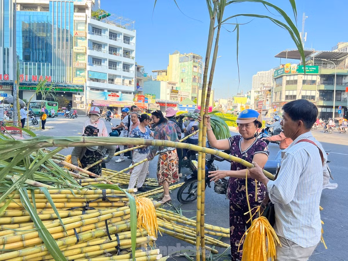 Ngày 5/2, tại một góc nhỏ trên đường Lê Quang Sung (quận 6, TPHCM), một "chợ mía" độc đáo mỗi năm chỉ họp một lần nhộn nhịp người mua kẻ bán. Nhiều năm qua, cứ tầm mùng 7 và mùng 8 tháng Giêng, tiểu thương lại đưa mía vàng (được coi là "lễ vật" linh thiêng) đến bán phục vụ nhu cầu mua cúng vía Ngọc Hoàng (còn gọi là vía Trời) vào mùng 9 tháng Giêng.