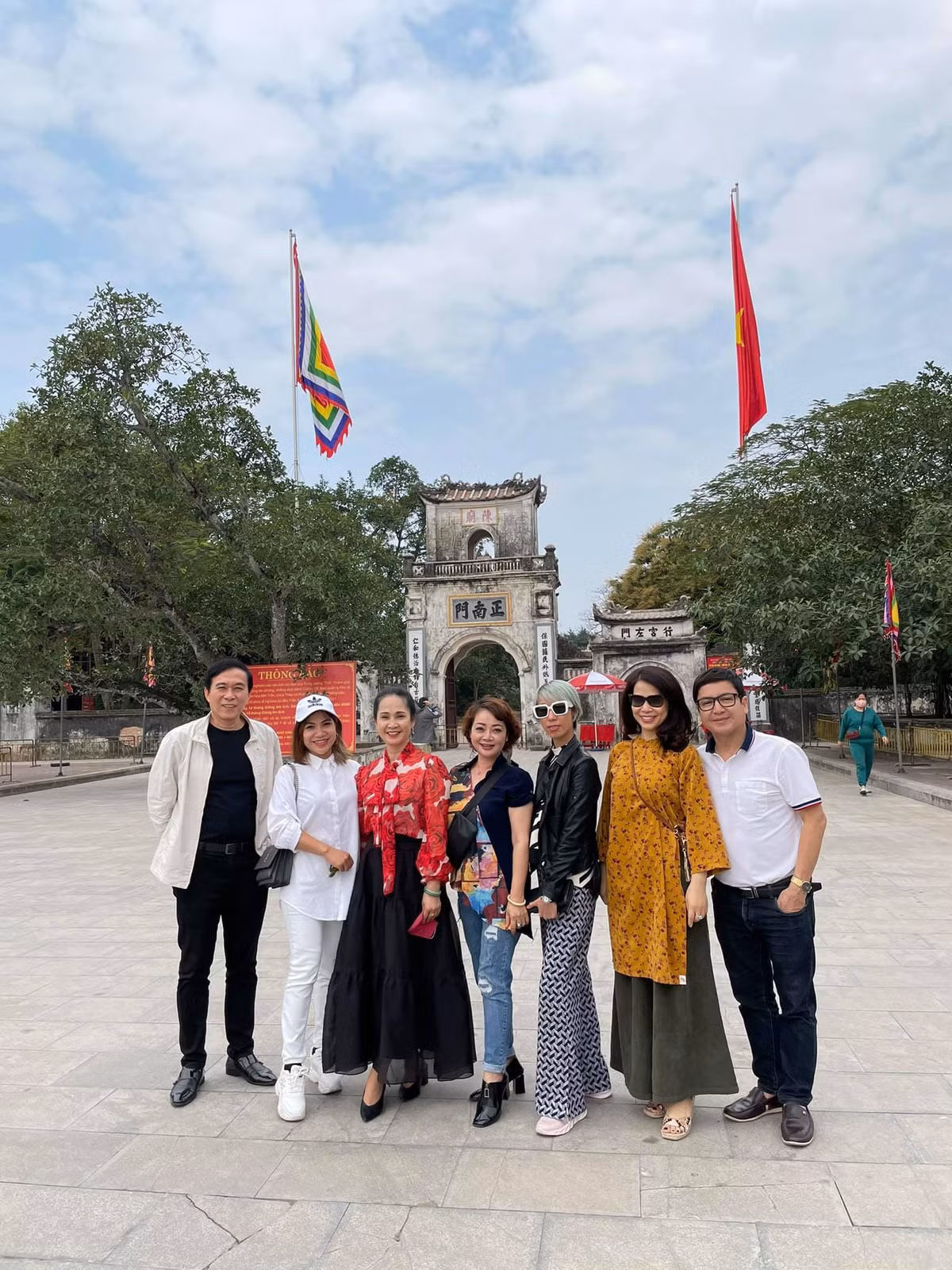 Trên trang cá nhân NSND Lan Hương cũng đăng hình ảnh bình yên bên ông xã Đỗ Kỷ, nghệ sĩ Chí Trung cùng bạn gái và nghệ sĩ Trà My...