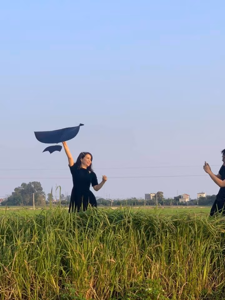 Bạn gái kém 17 tuổi của Chí Trung vô tư thả diều trên đồng lúa.
