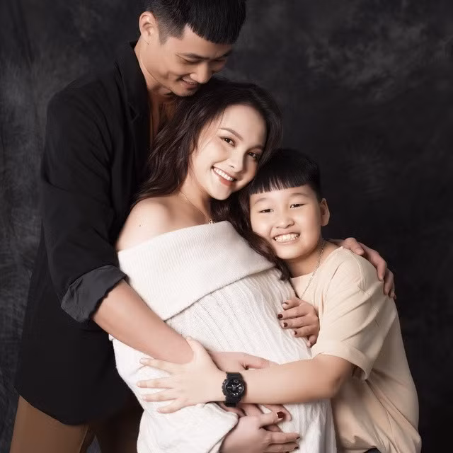 Bảo Thanh cùng chồng và con trai lớn thực hiện bộ ảnh gia đình ý nghĩa trong những ngày cuối thai kỳ.