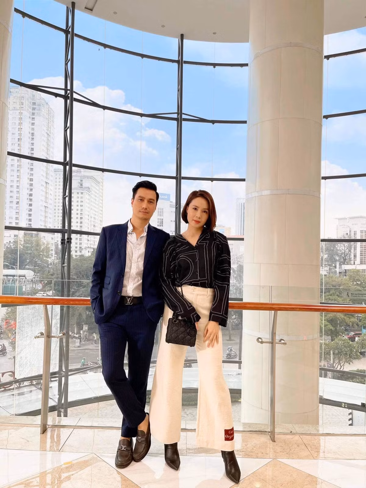 Viet Anh dang anh chat lu ben Hong Diem 