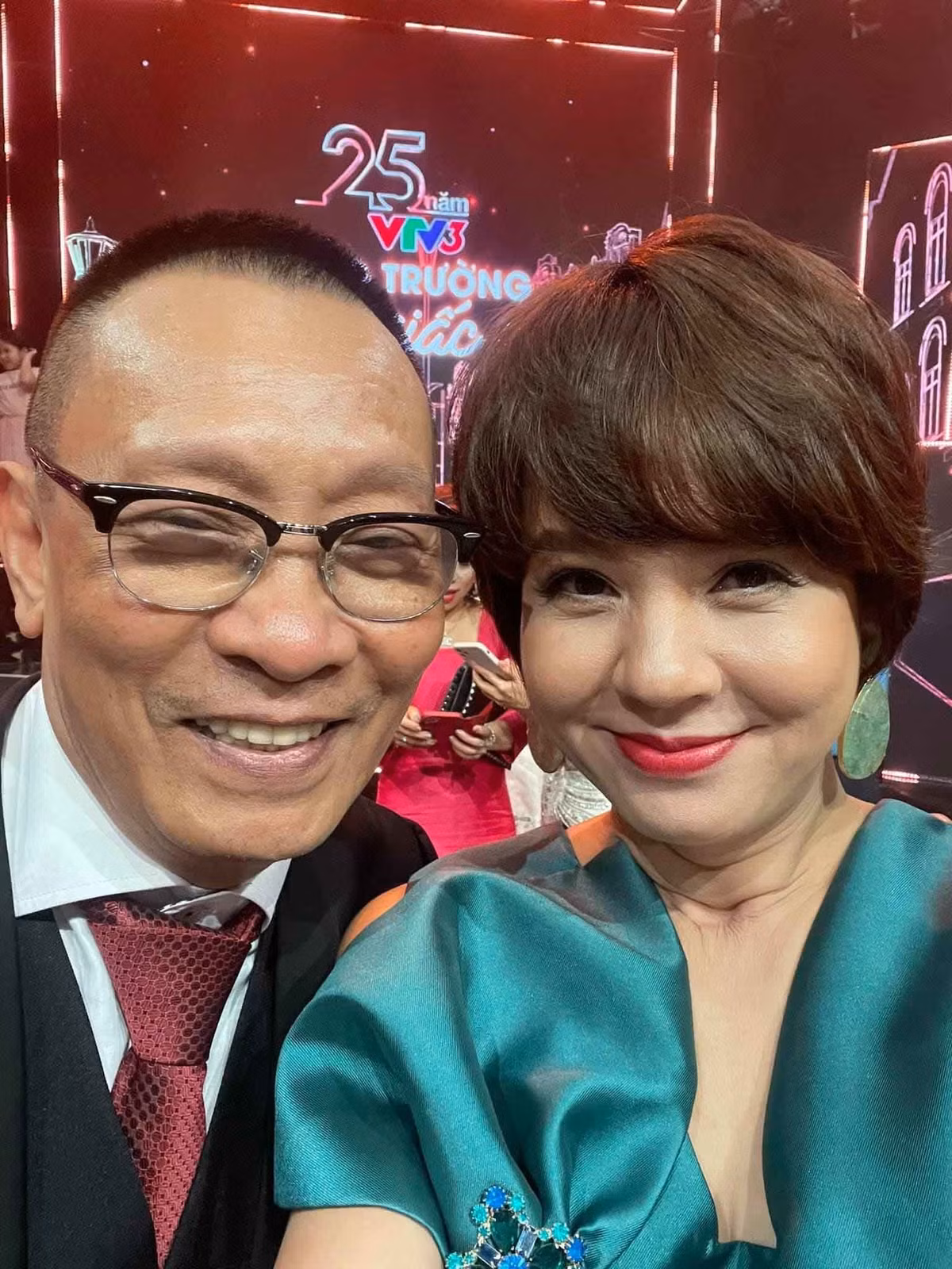 Viet Anh dang anh chat lu ben Hong Diem 