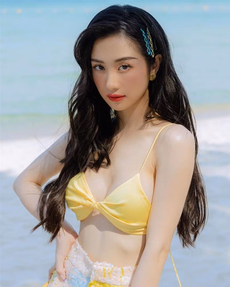 Kiểu áo chỉ bằng một bàn tay đang là hot trend năm nay, được nhiều người đẹp Việt lăng xê nhiệt tình. Với vòng một sexy, Jun Vũ không ngại khoe lợi thế bằng chiếc áo tựa như bikini khi tạo dáng ở biển.