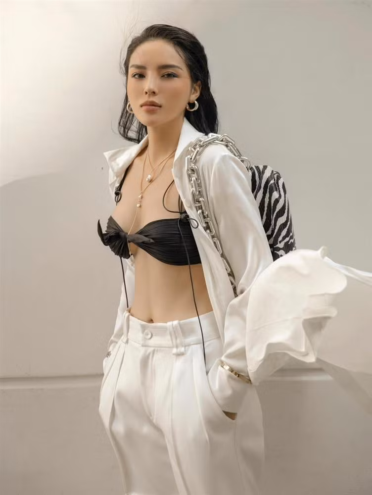 Kỳ Duyên phô diễn vòng 1 căng tràn với mốt áo không đủ che chắn cặp ''núi đôi''. Mỹ nhân Việt này chọn tông màu trắng - đen kết hợp hài hòa từ trang phục tới phụ kiện để tôn lên vẻ đẹp quyến rũ.